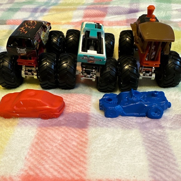 Loco Punk, Pure Muscle, Fire Starter Set Hot Wheels Monster Trucks 1/64 Scale - Picture 3 of 4